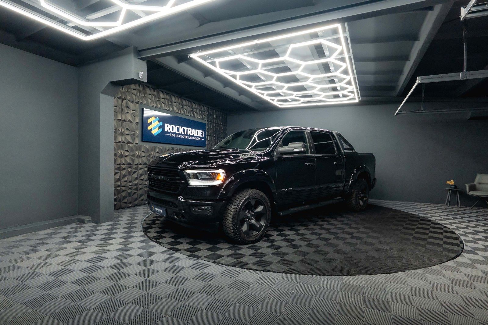 Fahrzeugabbildung Dodge RAM 5.7 V8 HEMI 4x4 Offroad Night-Paket LED 19%