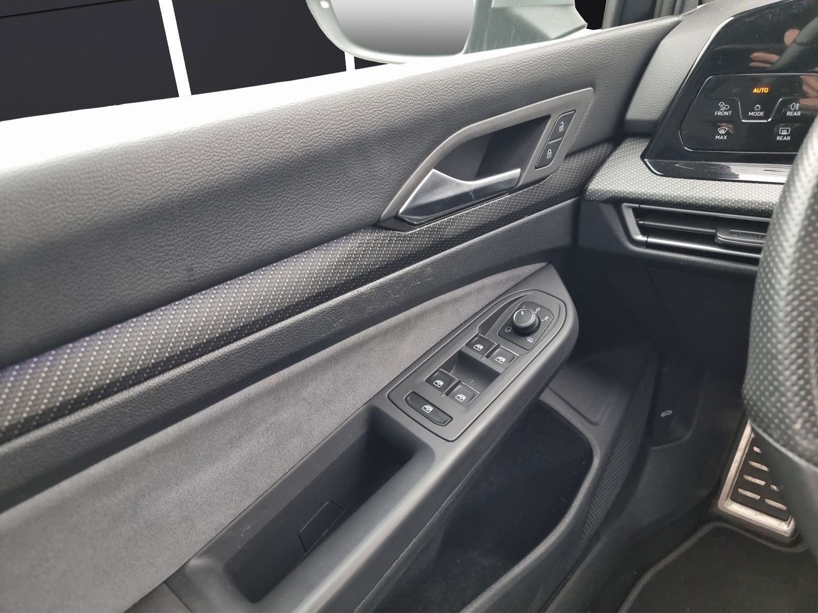 Fahrzeugabbildung Volkswagen Golf VIII R 4M  DSG Matrix Navi Harman AID ACC R