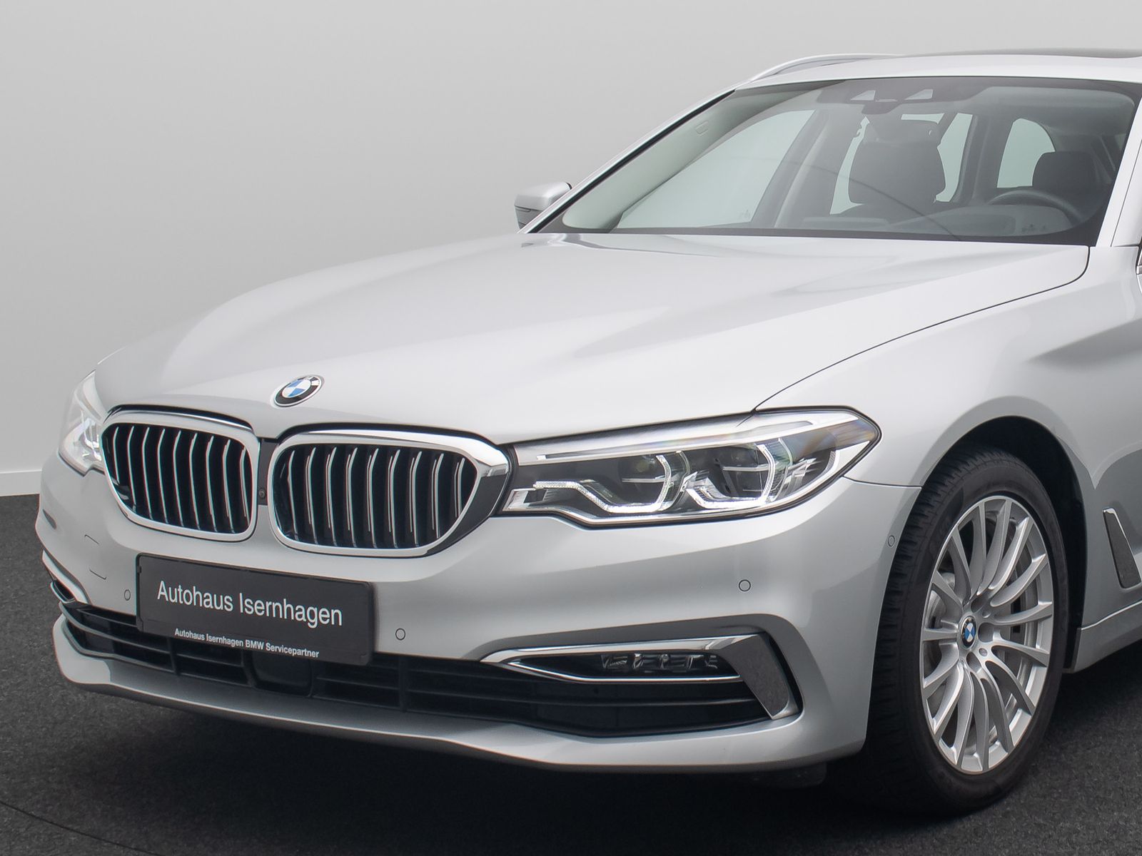 Fahrzeugabbildung BMW 530d xD LuxuryLine Panoram 360&deg;HUD HiFi DisplKey