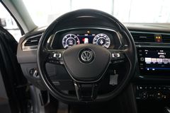 VW Tiguan 2.0 TDI Highline R-Line 4Motion | Pano VW Tiguan 2.0 TDI Highline R-Line 4Motion | Pano