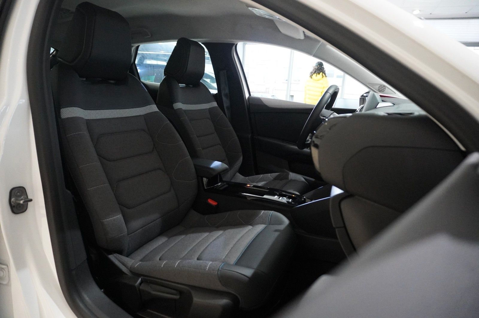 Fahrzeugabbildung Citroën C4 Lim. 1.2T PLUS NAVI/LED/KAMERA/SPORT /VIR/DAB