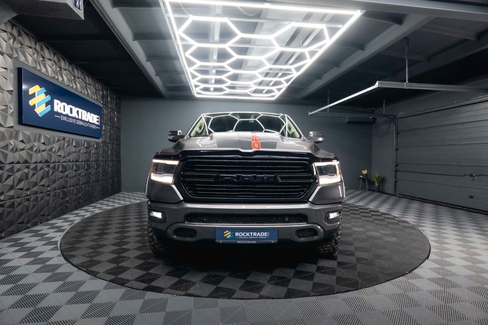 Fahrzeugabbildung Dodge RAM 5.7 V8 HEMI 4x4 OFFROAD NIGHT-Paket LARAMIE