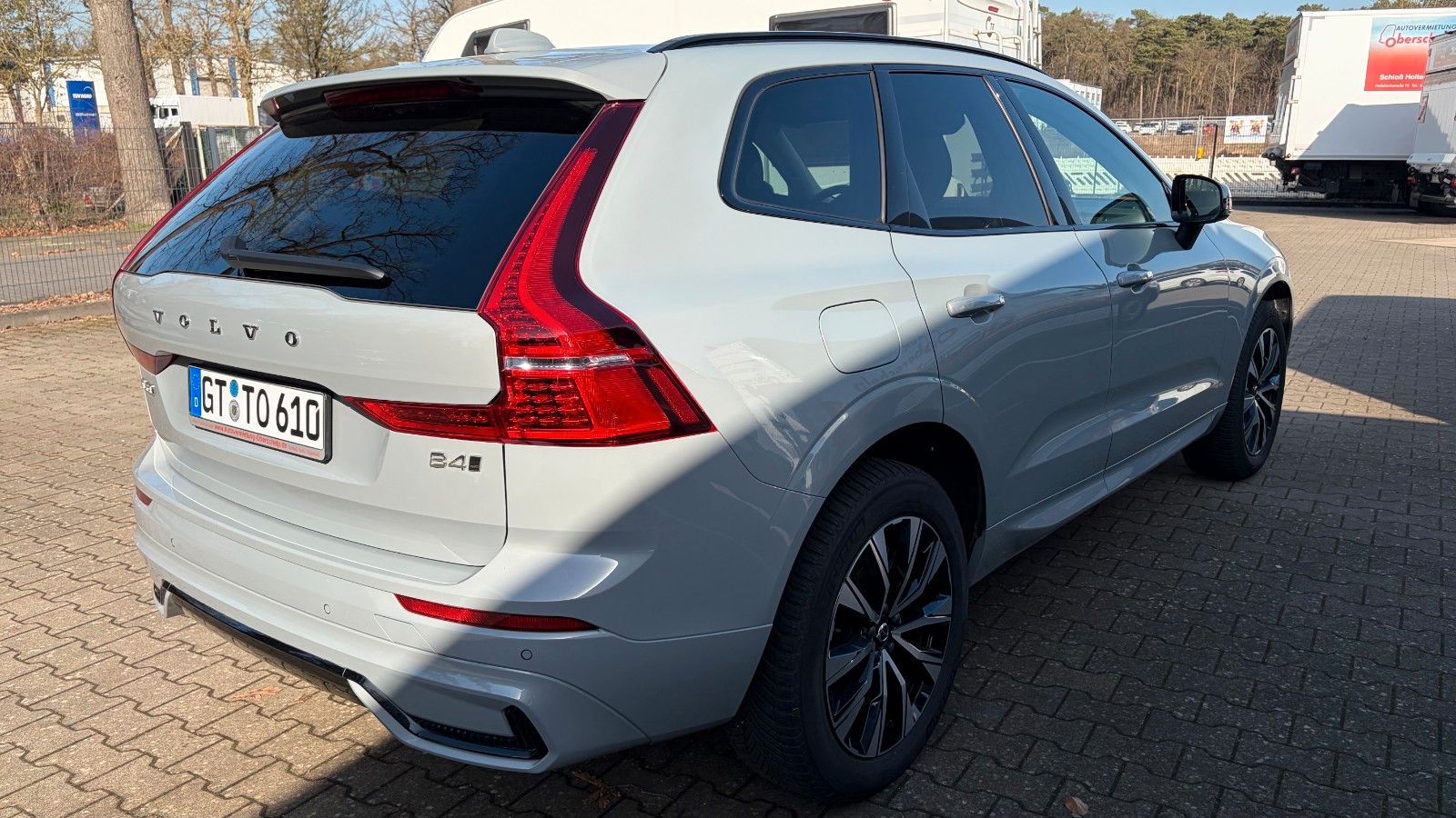 Fahrzeugabbildung Volvo XC 60 Plus Dark AWD Business Paket