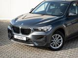 BMW X1 sDrive18d PANO HuD NaviPl HiFi eKlappe ParkAs - BMW X1 in Augsburg