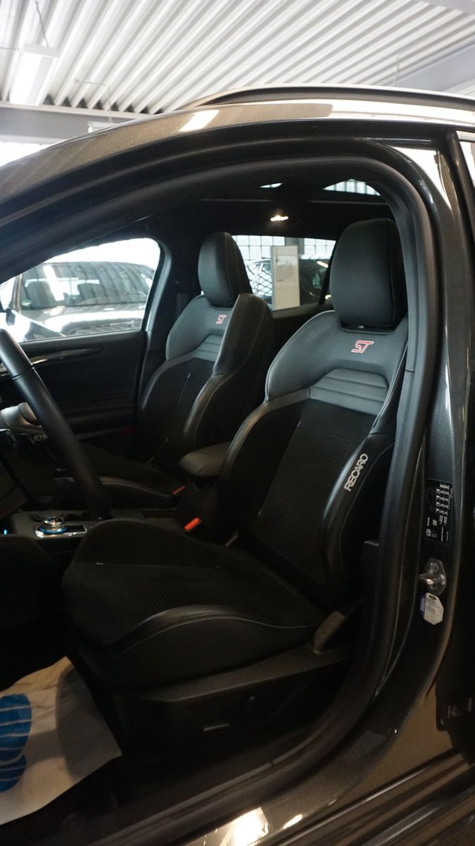 Fahrzeugabbildung Ford Focus Turnier ST * RECARO * PERFORMANCE *