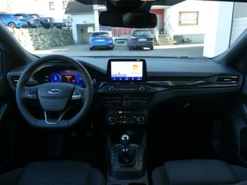 Fahrzeugabbildung Ford Focus Limousine ST-Line X