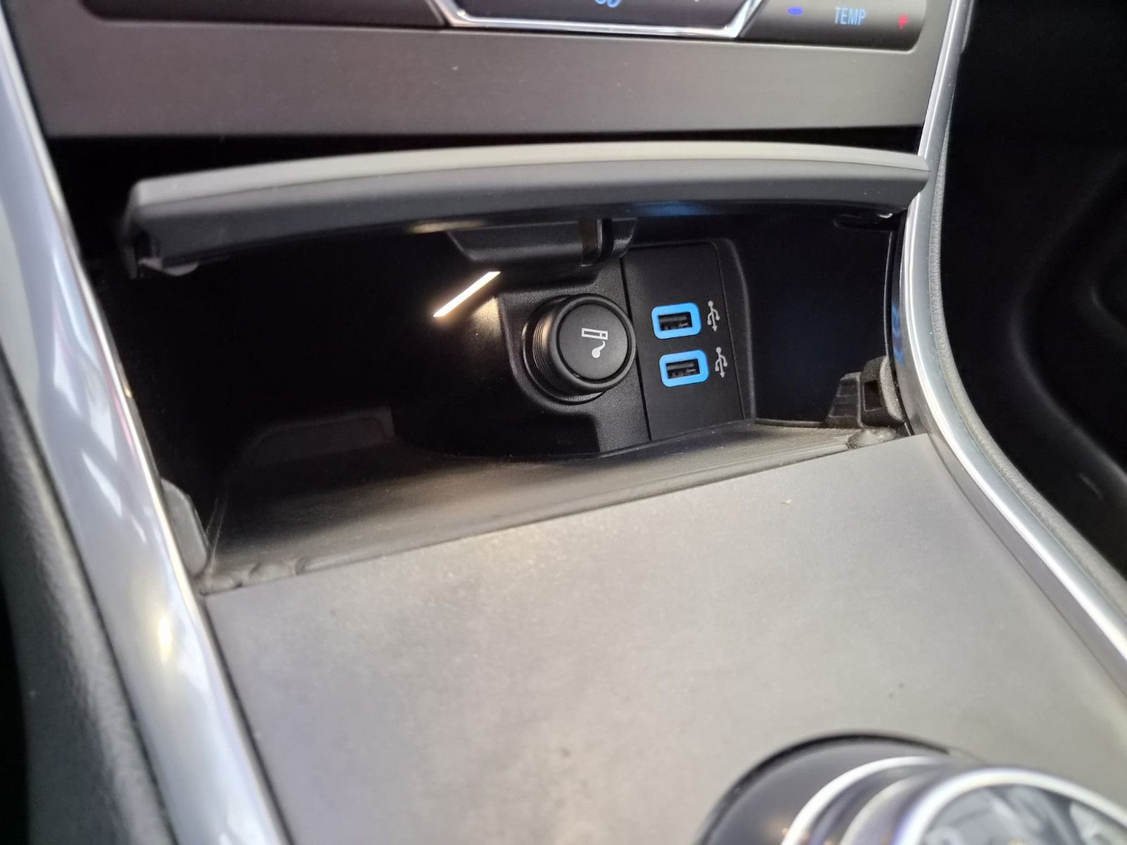 Fahrzeugabbildung Ford S-Max Titanium / 7 SITZE / SCHECKHEFT