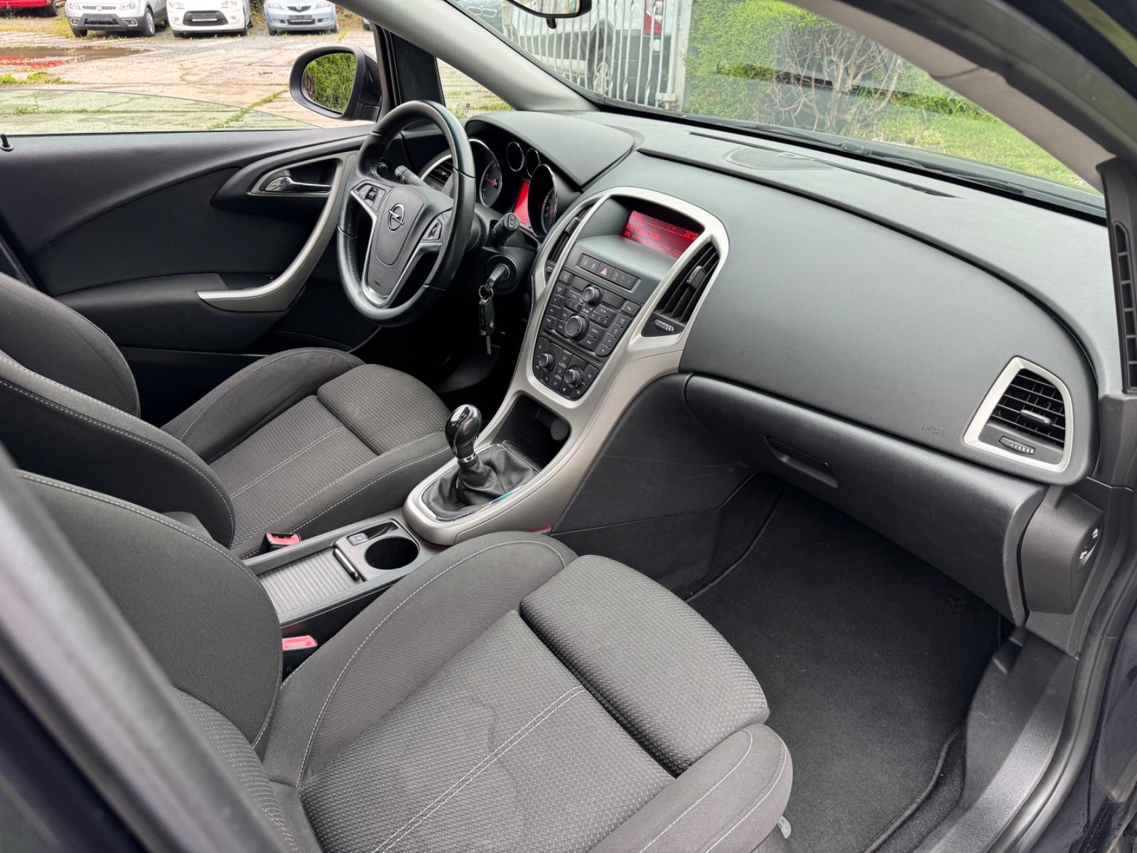 Opel Astra 2011 — photo 16