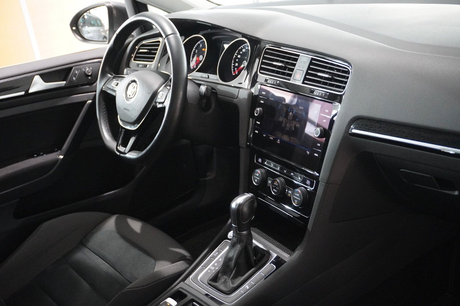 Fahrzeugabbildung Volkswagen Golf VII VARI. 1.5 TSI HIGHLINE NAVI/SPORT/AHK