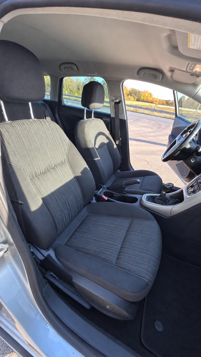 Opel Astra 2011 — photo 8