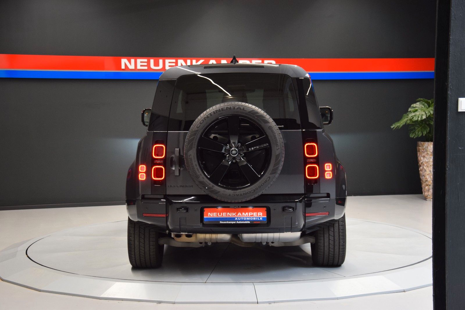 Fahrzeugabbildung Land Rover Defender 90 X-Dynamic HSE Black Pano HuD 360°