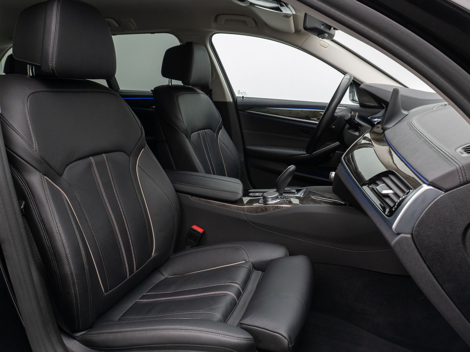 Fahrzeugabbildung BMW 520d Luxury Line Kamera HUD H/K Massage DisplKey