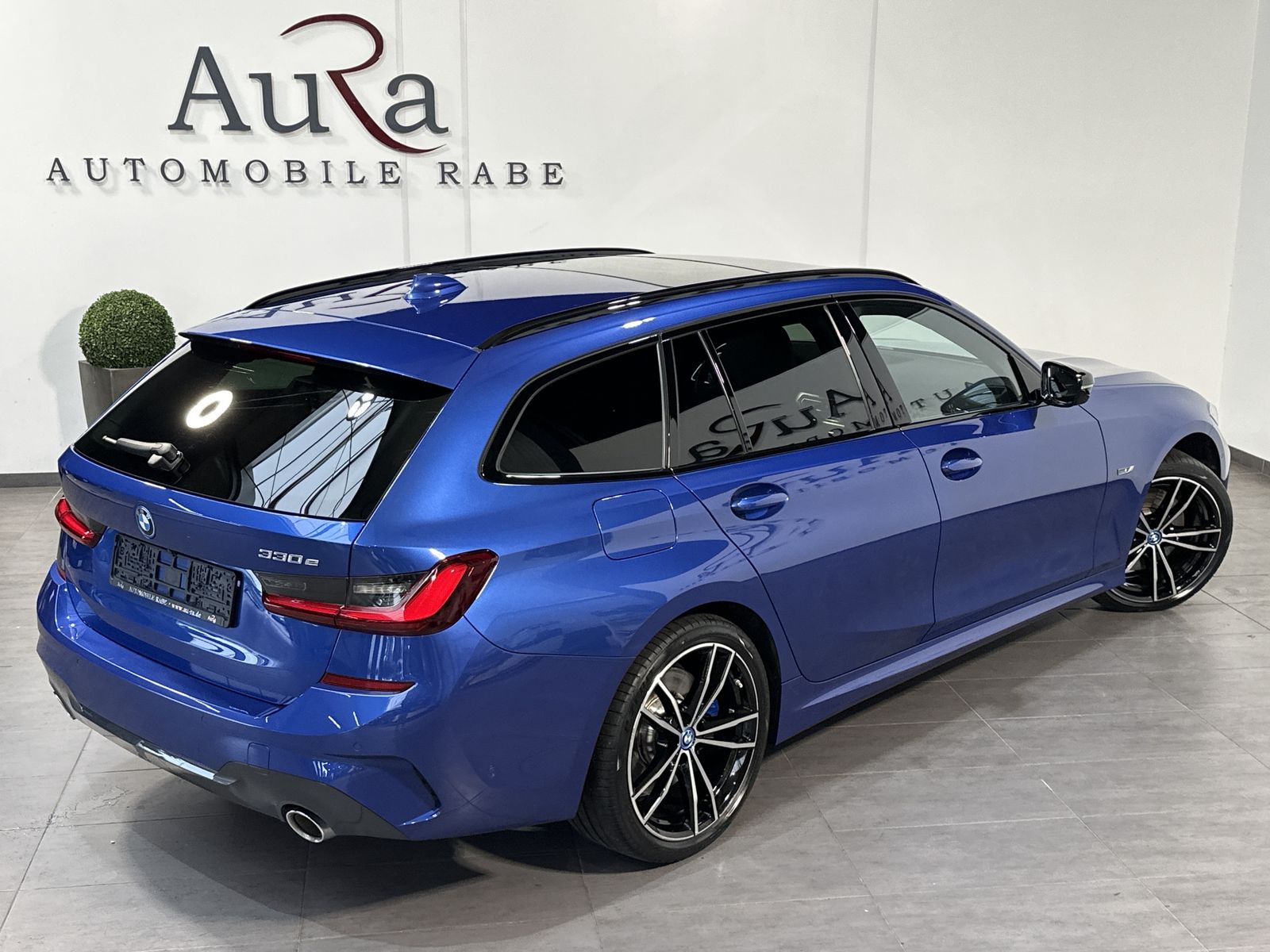 Fahrzeugabbildung BMW 330e Touring M-Sport NAV+LED+AHK+HEAD-UP+PANO+PP
