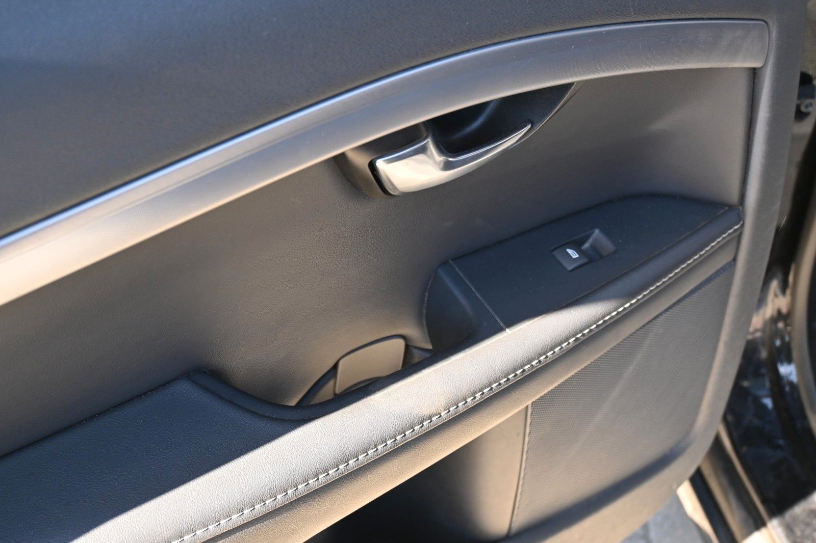 Fahrzeugabbildung Volvo V70 Kombi D3 DPF Black Edition*NAV*TEMP*Mietkauf