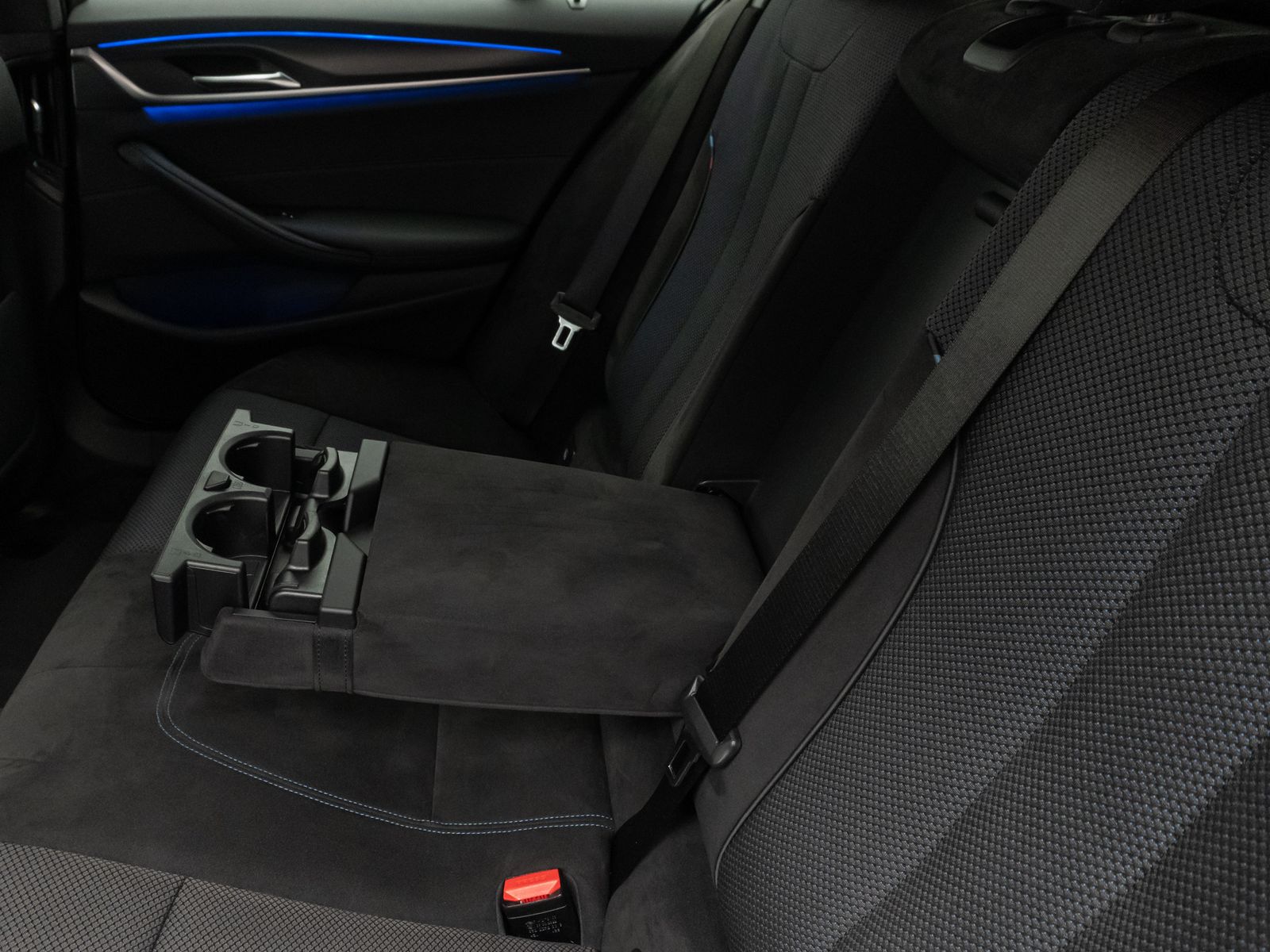 Fahrzeugabbildung BMW 520d xD M Sport Kamera HUD DAB HiFi Stop&Go AHK