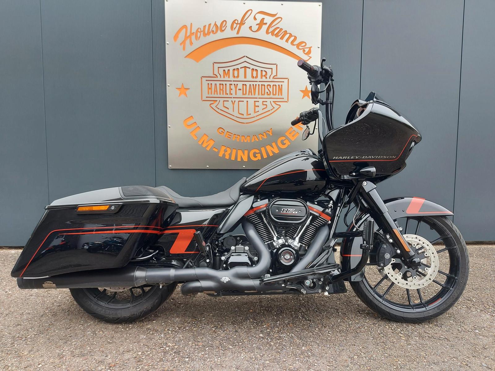 Harley-Davidson FLTRXSE CVO Road Glide mit Jekill & Hyde Auspuff