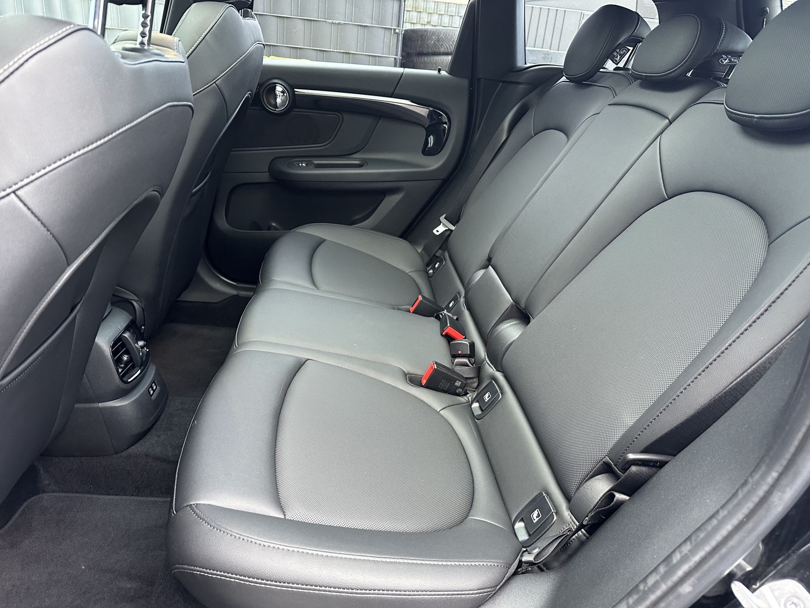 Fahrzeugabbildung MINI Cooper SE Countryman All4 Black NAV+LED+KAM+PANO