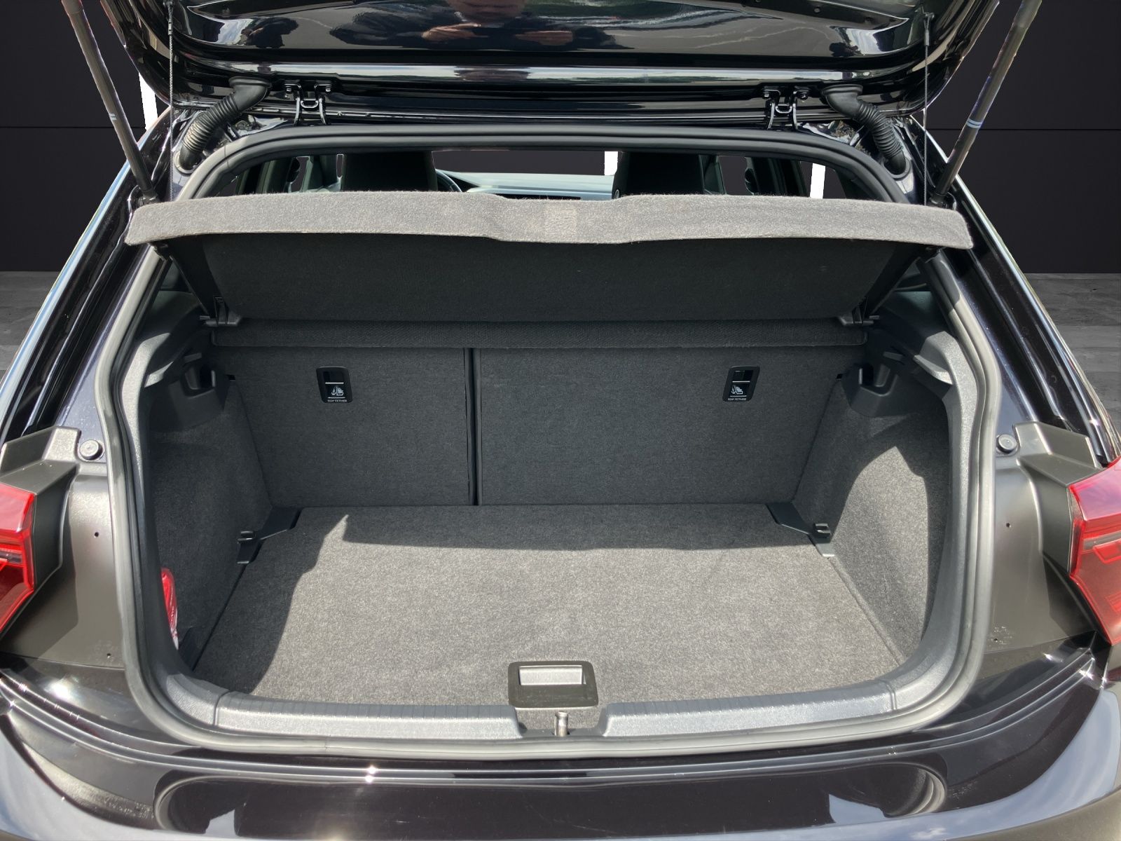 Fahrzeugabbildung Volkswagen Polo TSI R-line DSG Matrix AID RFK SH LM