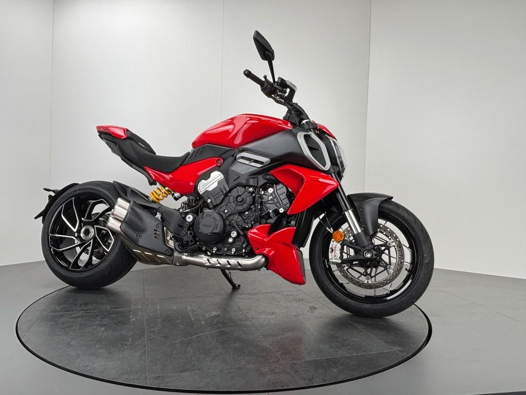 Fahrzeugabbildung Ducati DIAVEL V4 *NEUWERTIG *1. HAND