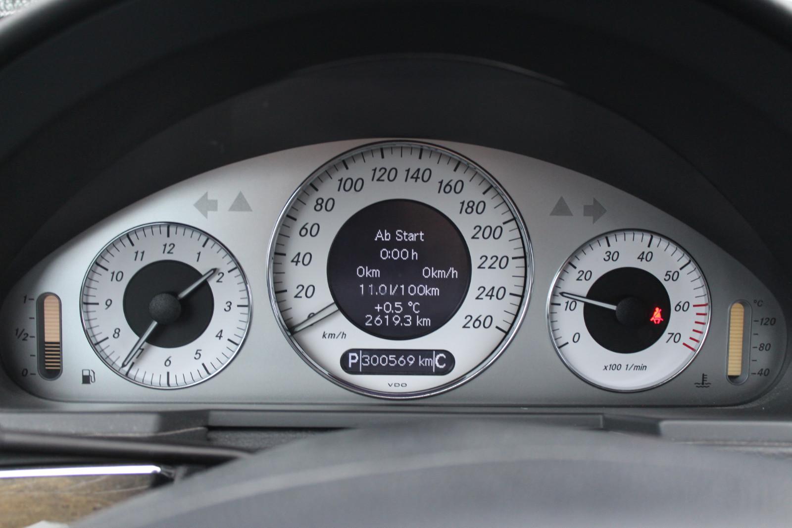 Mercedes-Benz E320 2005 — photo 18