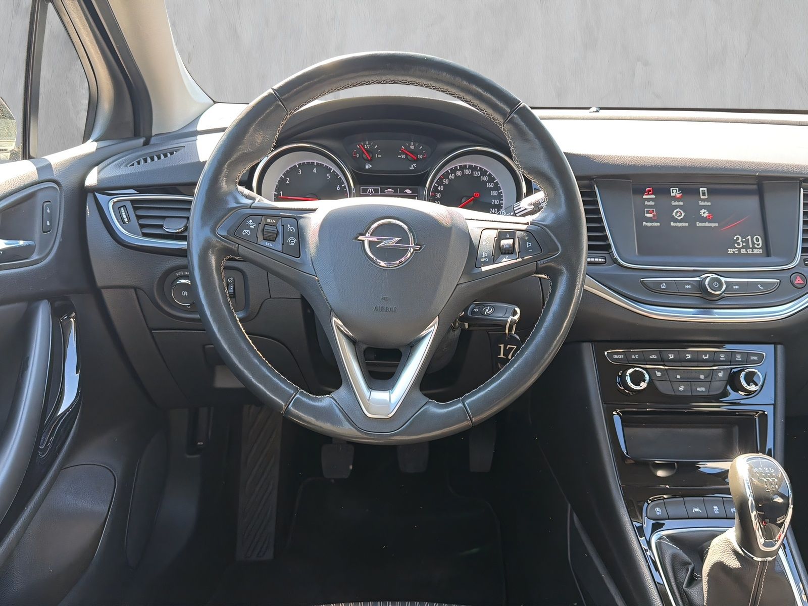Fahrzeugabbildung Opel Astra BUSINESS PDC TEMPOMAT RFKAM WINTERREIFEN