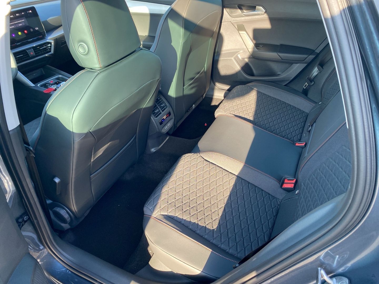 Fahrzeugabbildung SEAT Leon Sportstourer FR 2.0 TDI EU6d Navi Digitales