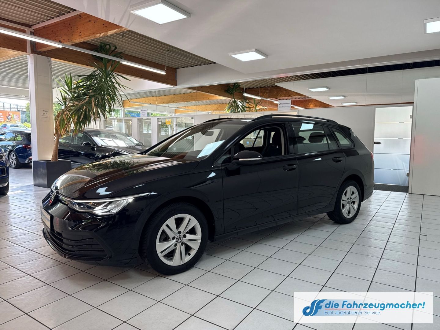Fahrzeugabbildung Volkswagen Golf VIII Variant Life 1.0 TSI EU6d Digitales Co