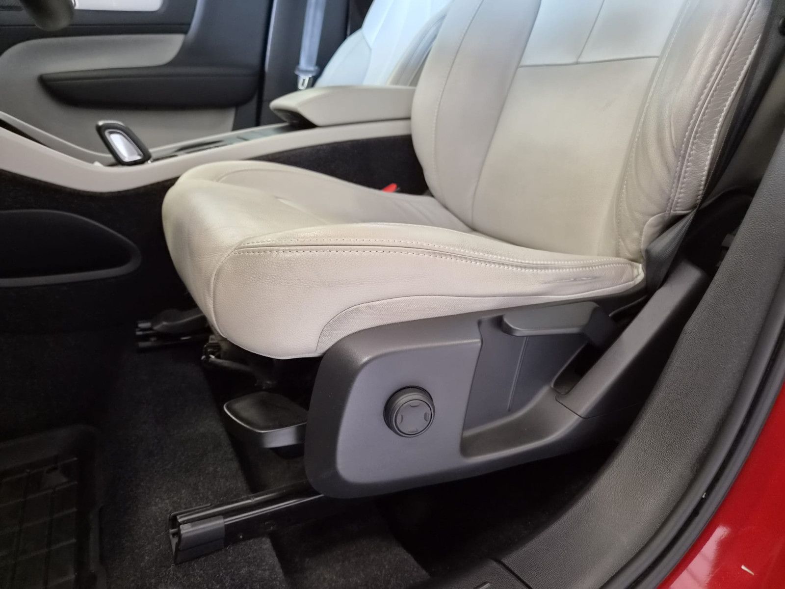 Fahrzeugabbildung Volvo XC 40Momentum AWD / H&K Sound / 1. Hand / S-HEFT