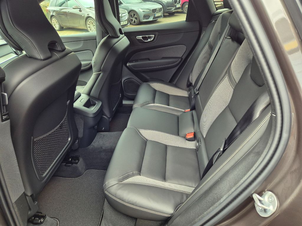 Fahrzeugabbildung Volvo XC60 B5 B AWD Plus Dark+BusinessPak.+AHZV+