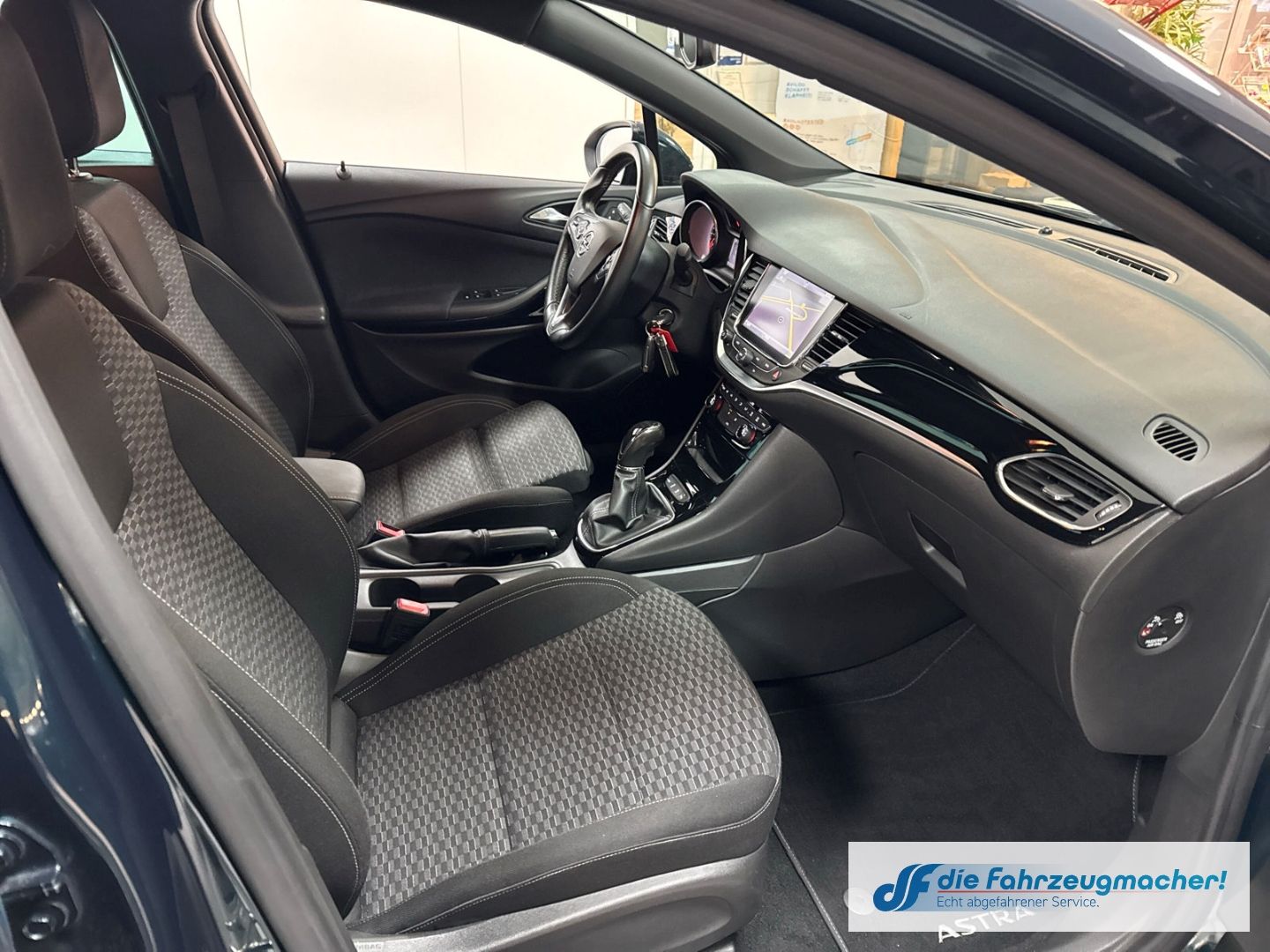 Fahrzeugabbildung Opel Astra K Dynamic Start Stop Apple CarPlay Android