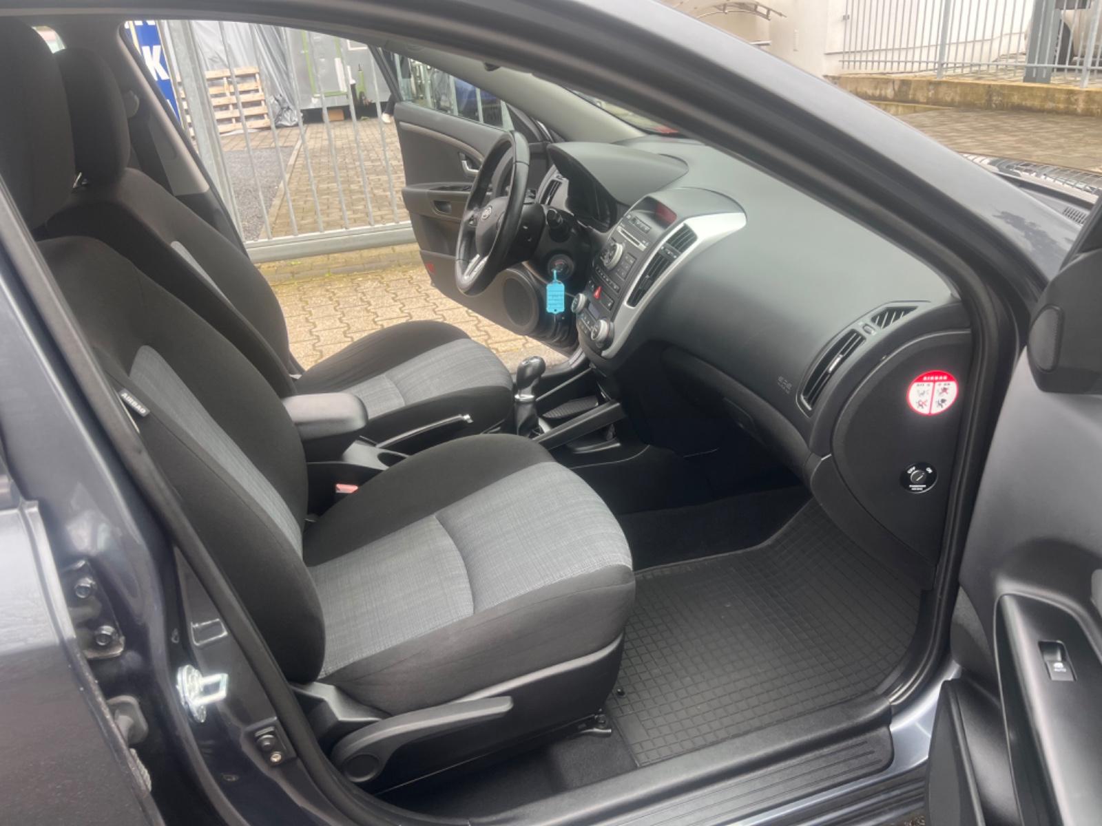 Kia cee'd 2011 — photo 12