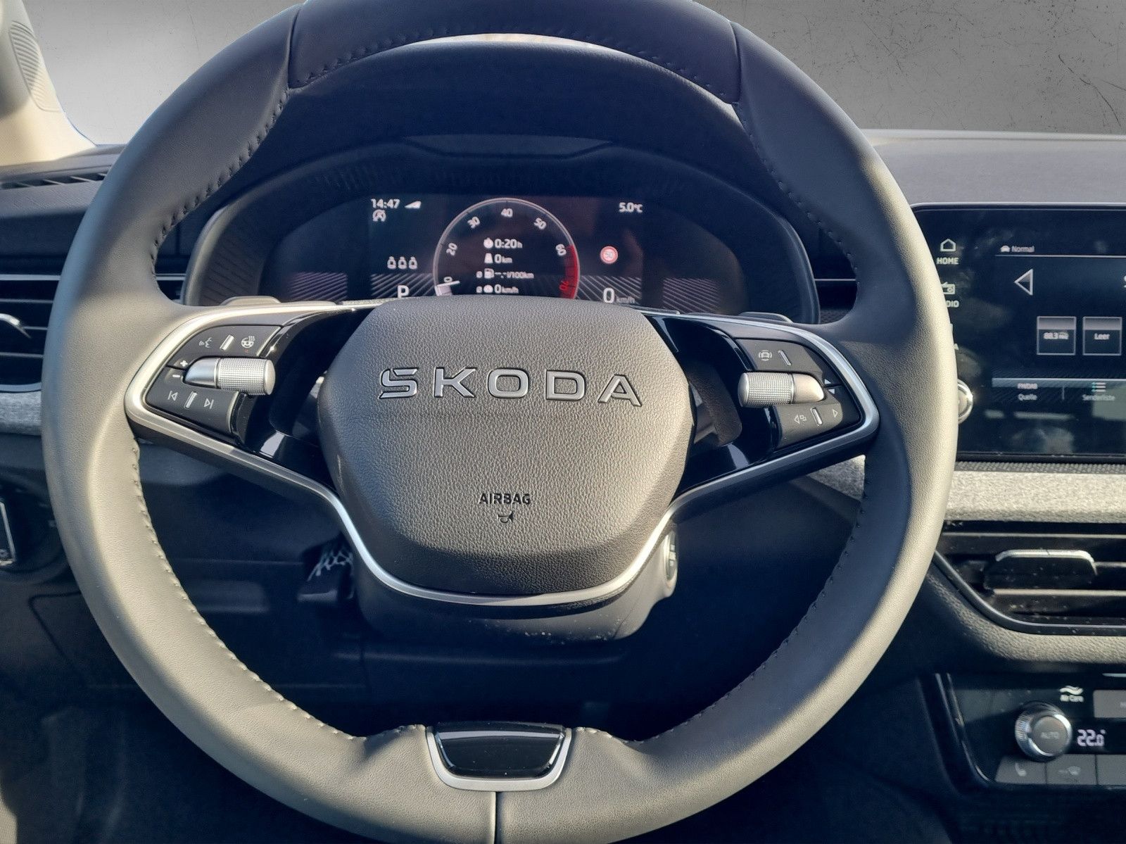 Fahrzeugabbildung SKODA Scala Tour 1,0 TSI DSG Black Image SimplyClever
