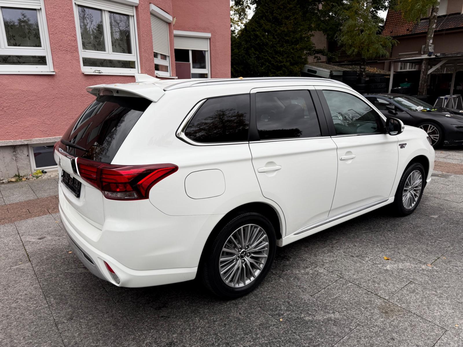 Mitsubishi Outlander 2.4 PHEV 4WD Spirit *Leder*Navi*Kamera
