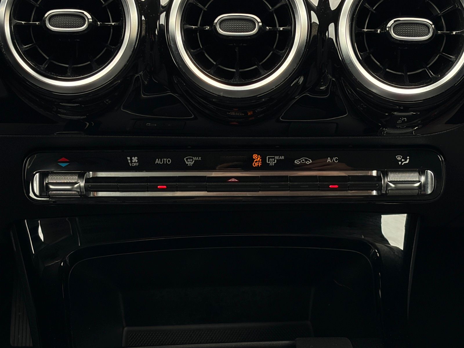 Fahrzeugabbildung Mercedes-Benz CLA 180 SB SHZ LKA TEMP MBUX Navi Wifi CarPlay