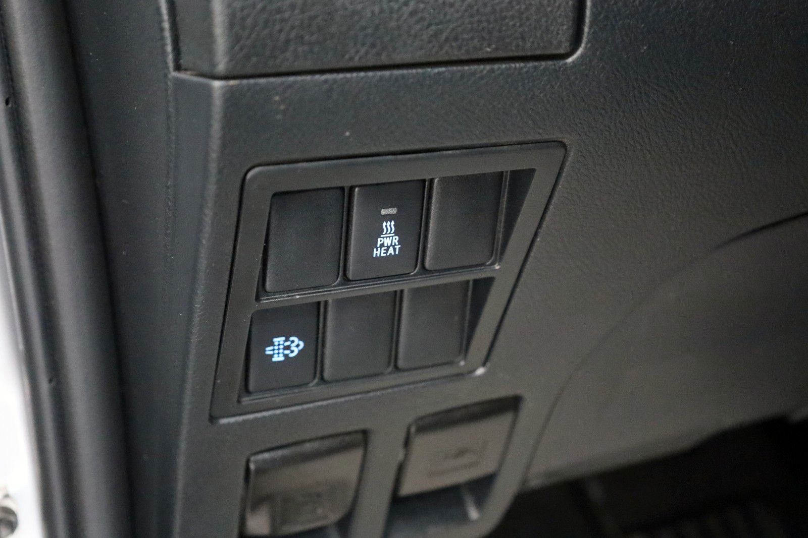 Fahrzeugabbildung Toyota Hilux 2.8 D-4D Invincible, CarPlay, HardTop, AHK