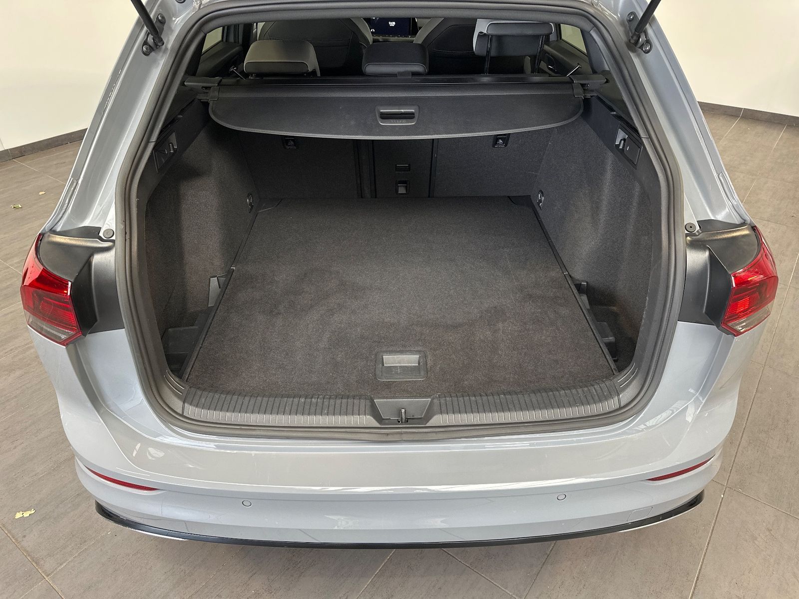 Fahrzeugabbildung Volkswagen Golf Variant 2.0 TDI DSG R-Line NAV+LED+AHK
