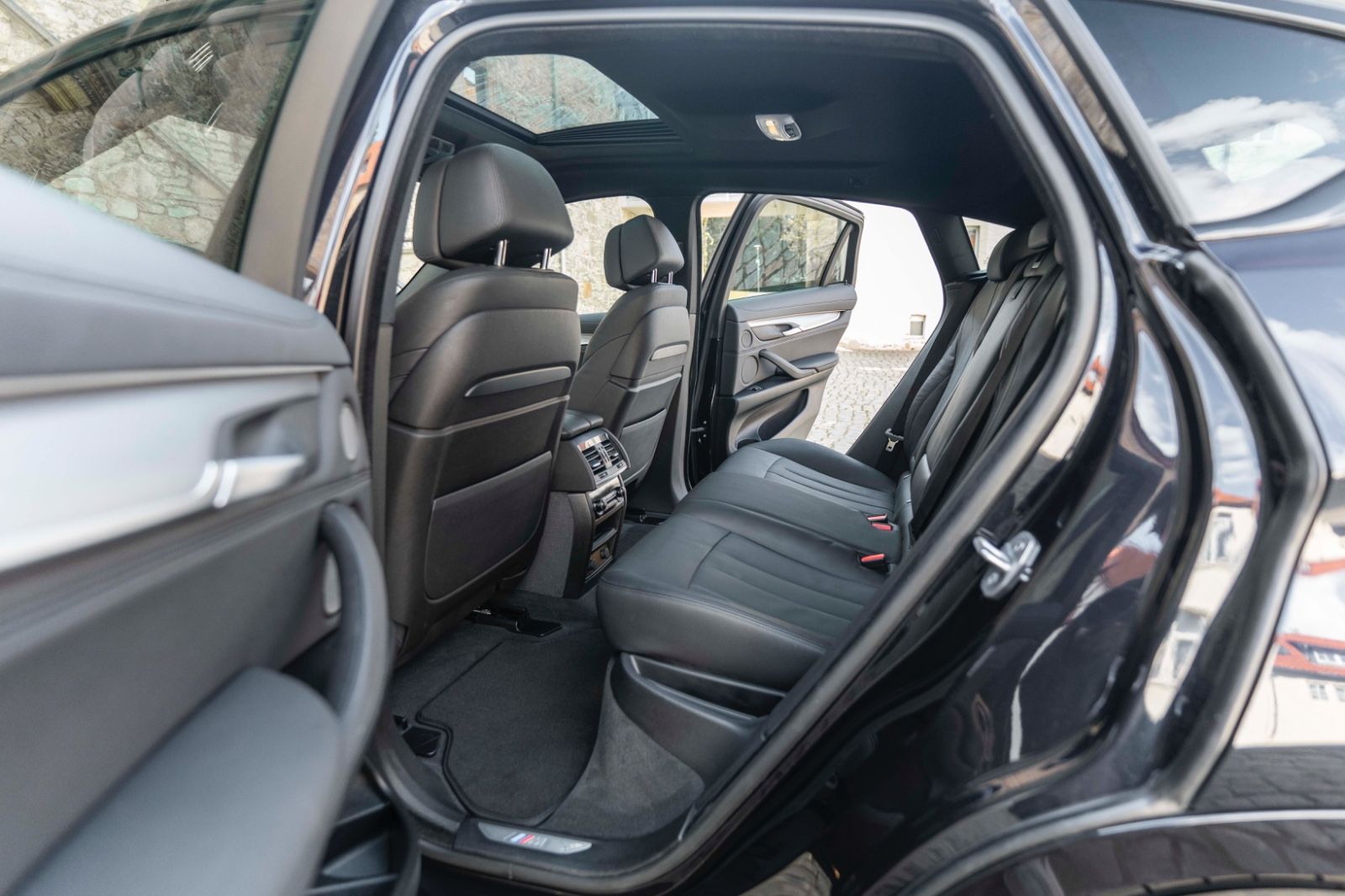 Fahrzeugabbildung BMW X6 xDrive35i M HUD H&K 360° LED TOTW PDC