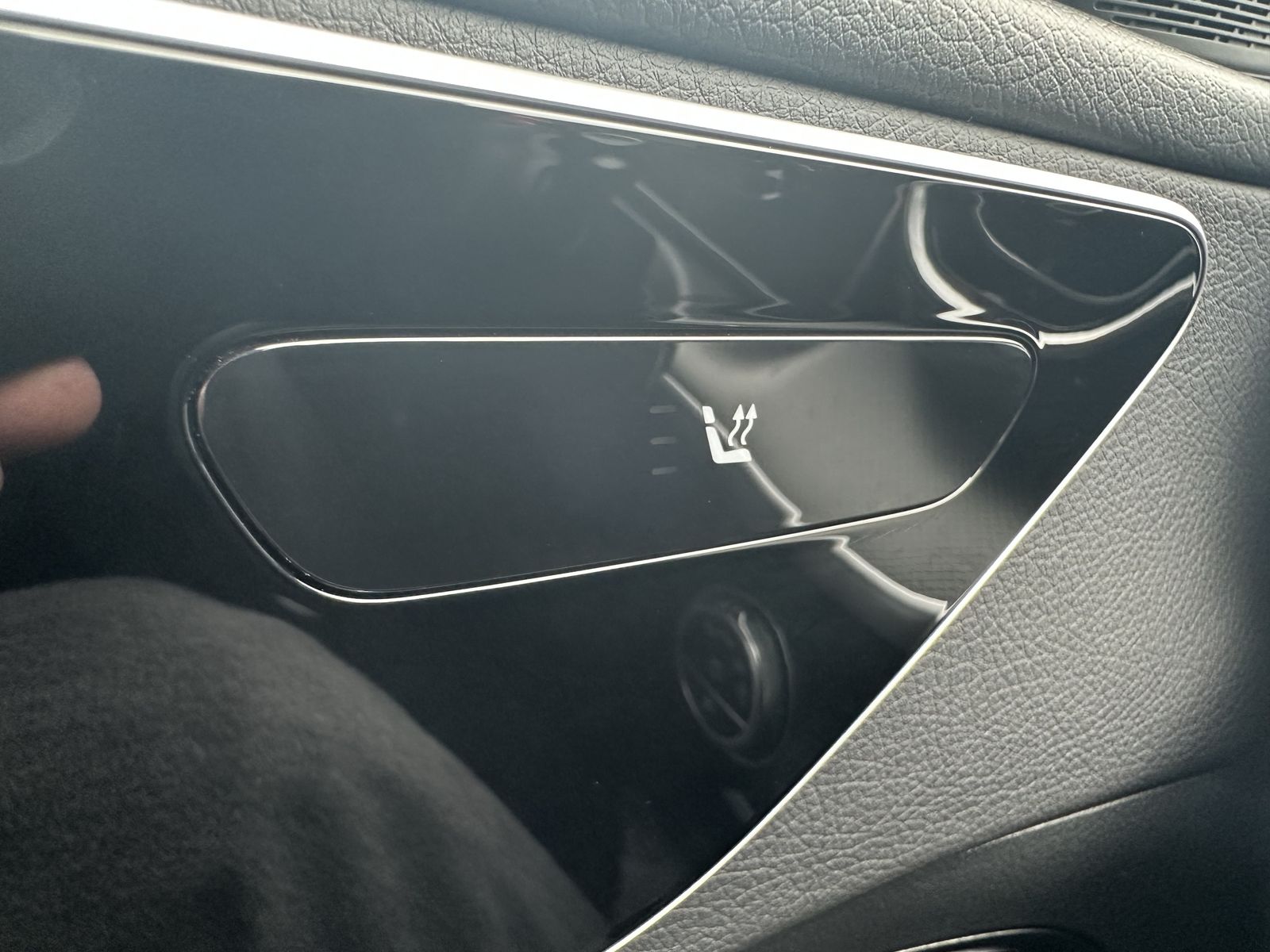 Fahrzeugabbildung Mercedes-Benz C 200d T Avantgarde NAV+LED+ACC+DISTRONIC+VCOCK