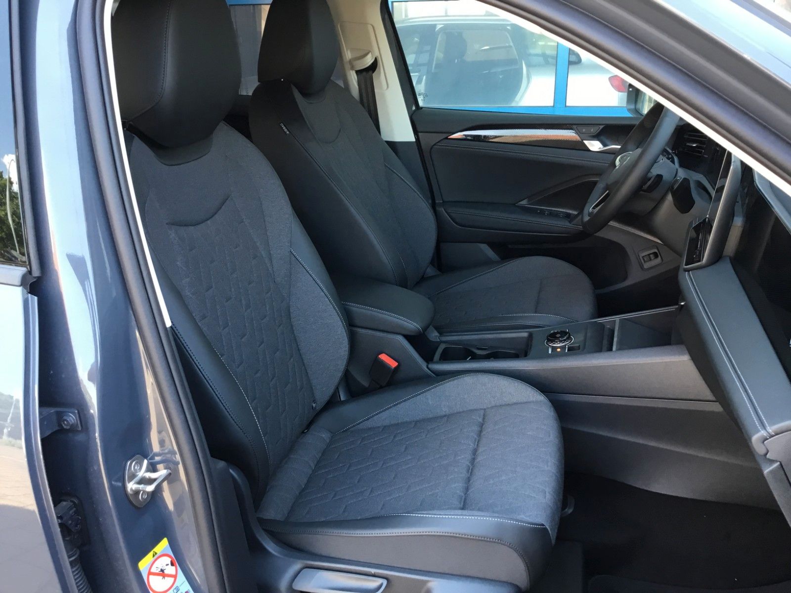 Fahrzeugabbildung Volkswagen Tiguan 1.5 eTSI DSG Life+AHK+360°+18"+LED+AppCon