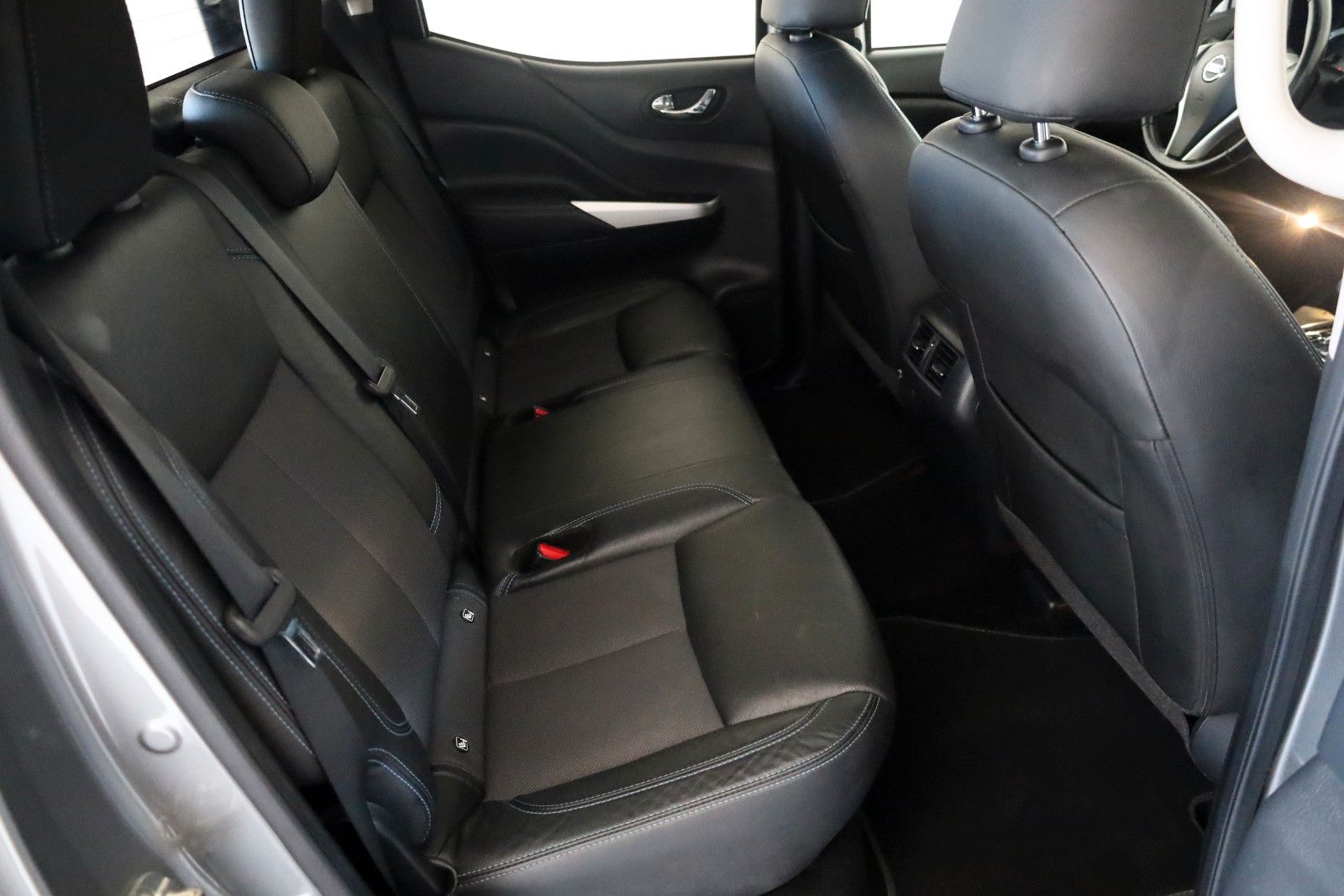Fahrzeugabbildung Nissan Navara N-Guard DoCa 4x4 Leder,Navi,LED,SH,SD,360