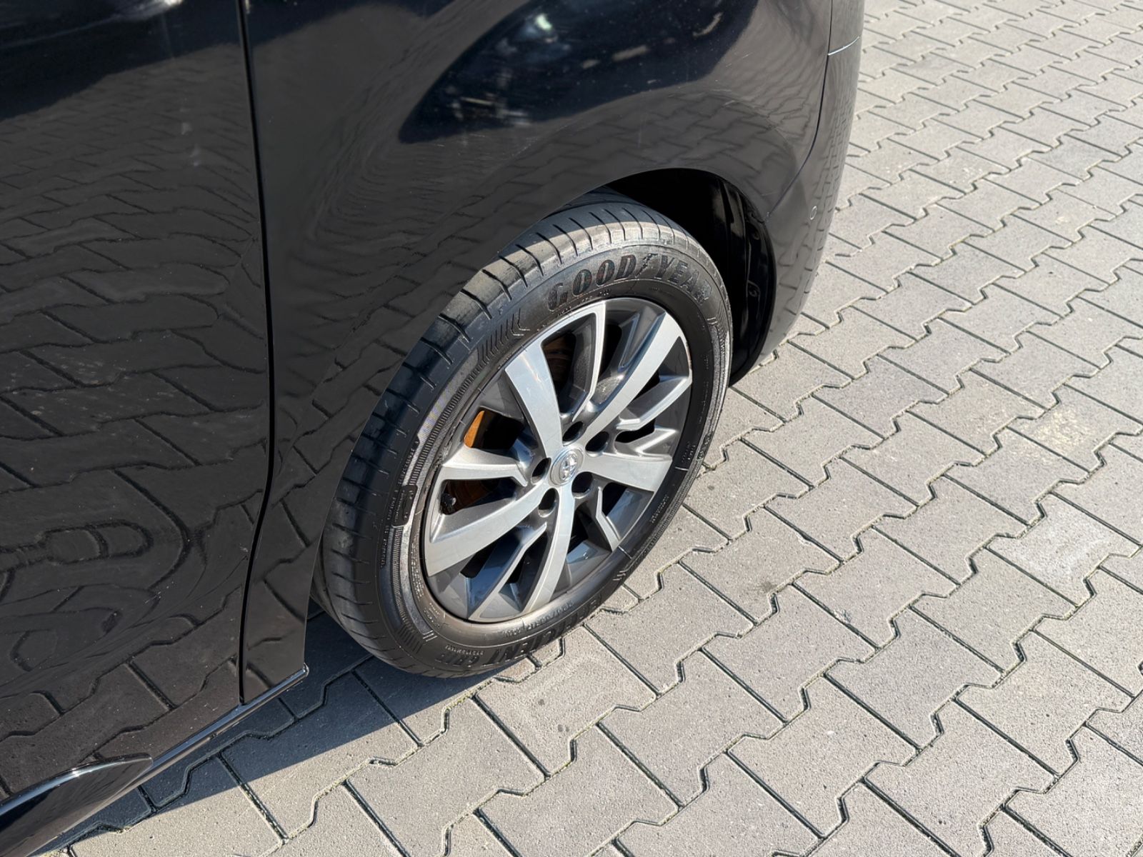 Proace Verso L1 Family 2.0 D-4D 8 Sitzer Navi