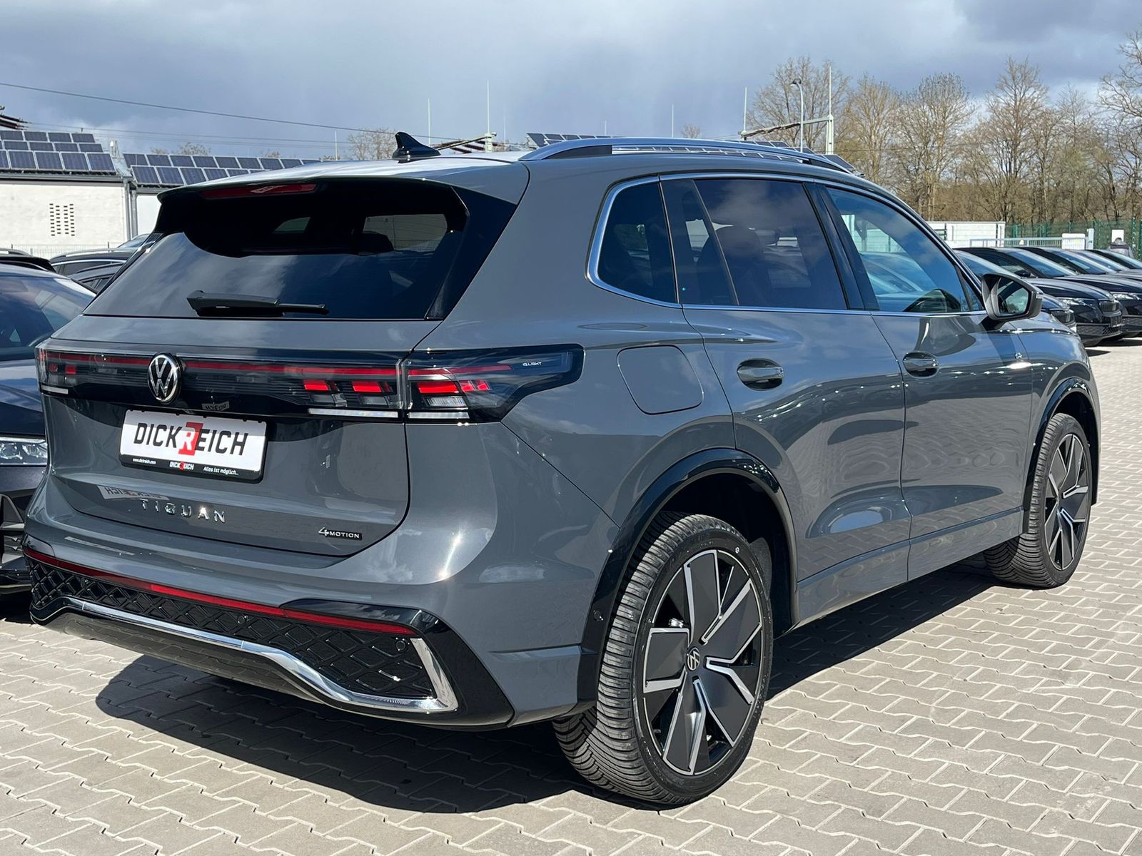 Fahrzeugabbildung Volkswagen Tiguan 2.0 TDI 4M R-Line PANO*H&K*AHK*MATRIX*20"