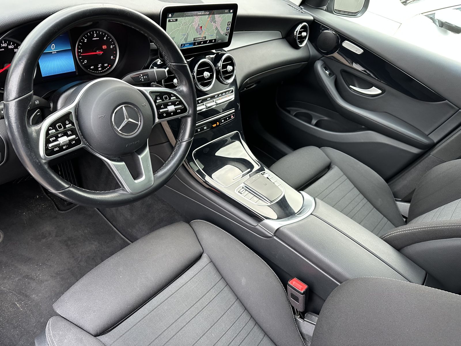 Fahrzeugabbildung Mercedes-Benz GLC 300d 4Matic NAV+LED+AHK+PANORAMA+CARPLAY+KAM