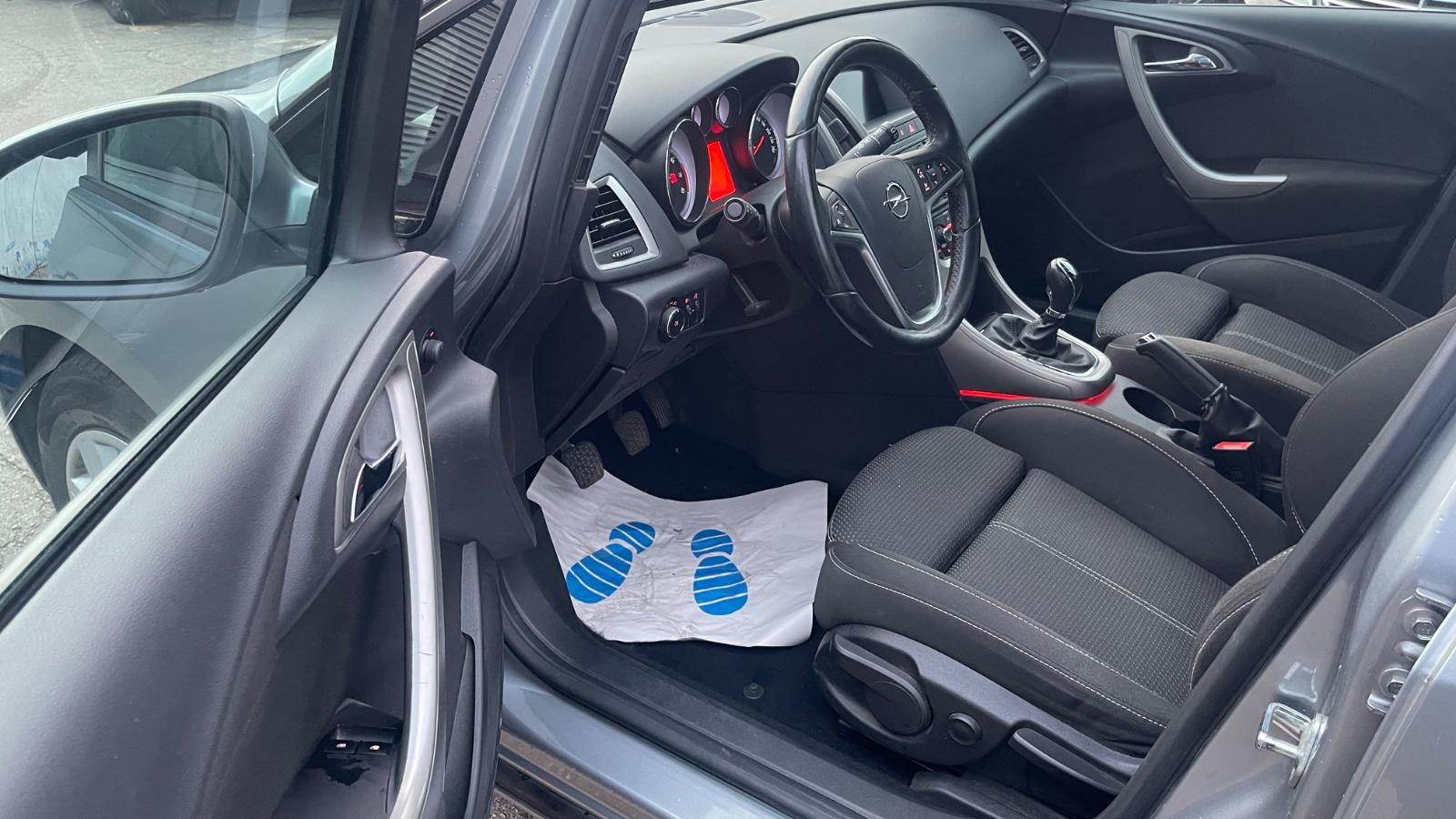 Opel Astra 2011 — photo 15