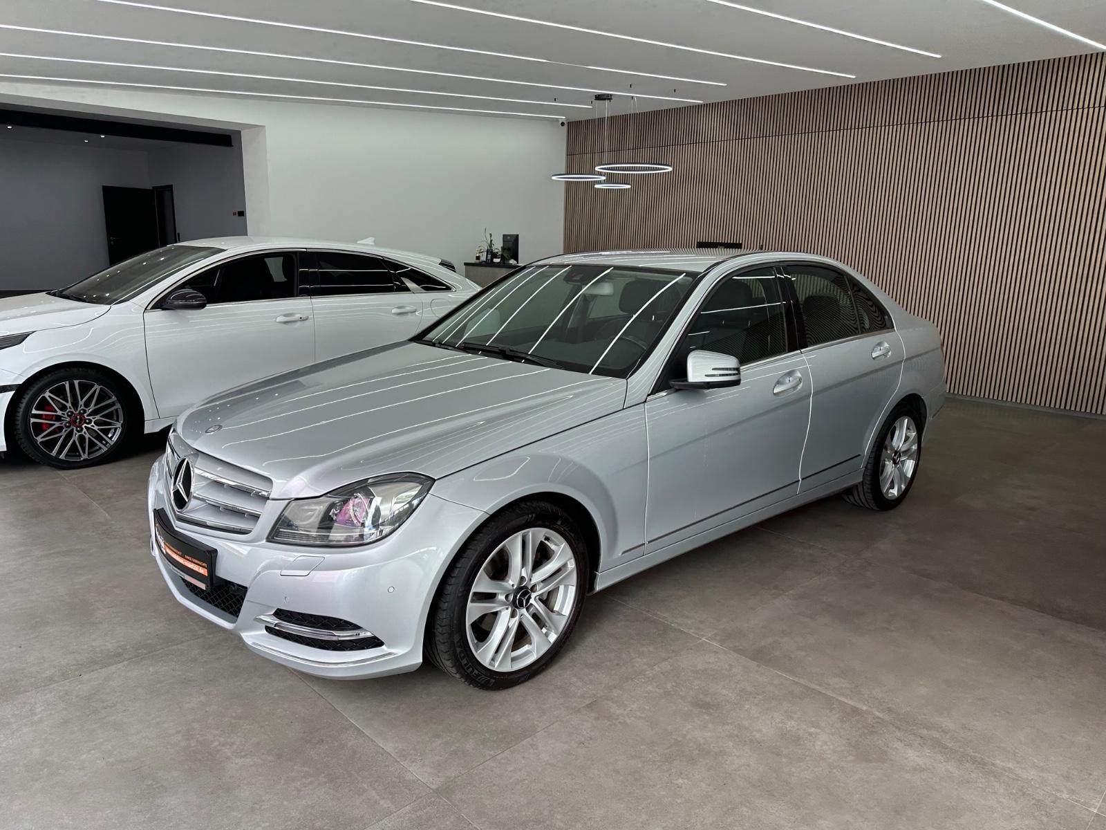 Mercedes-Benz C 180 CGI BlueEfficiency*Bi-Xenon*Comand*SHZ*