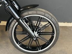 HARLEY DAVIDSON Softail Breakout 107 mit JEKILL & HYDE KLAPPE