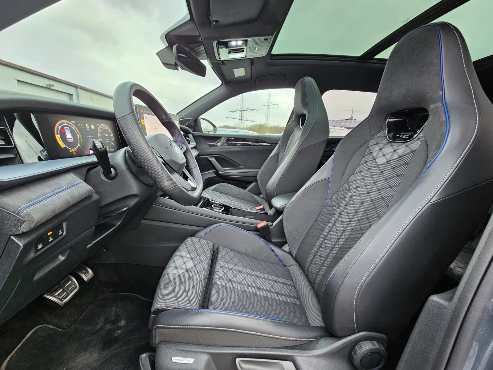 Fahrzeugabbildung Volkswagen Tayron 2.0 TDI 4M R-Line BLACK*7Si*MATRIX*PANO