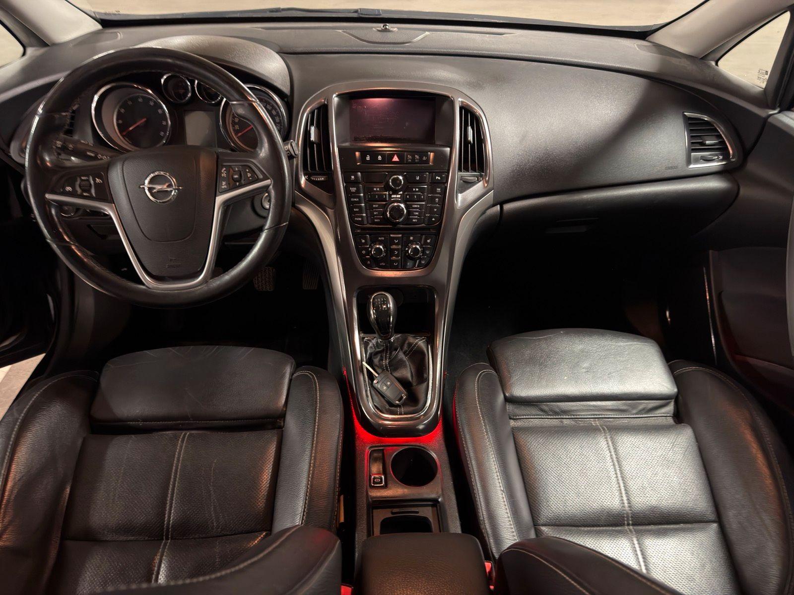 Opel Astra 2011 — photo 8