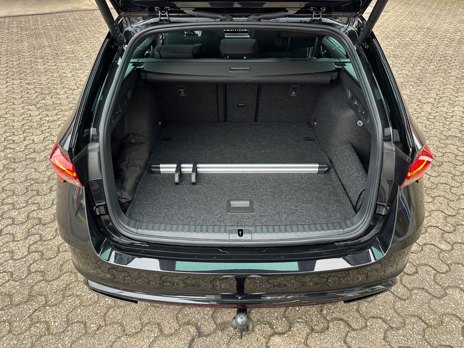 Fahrzeugabbildung SKODA Octavia RS Combi 2.0 TSI DSG AHK/Pano/Navi/ACC