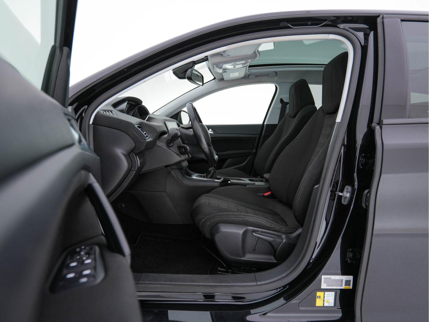 Peugeot 308 2015 — photo 8